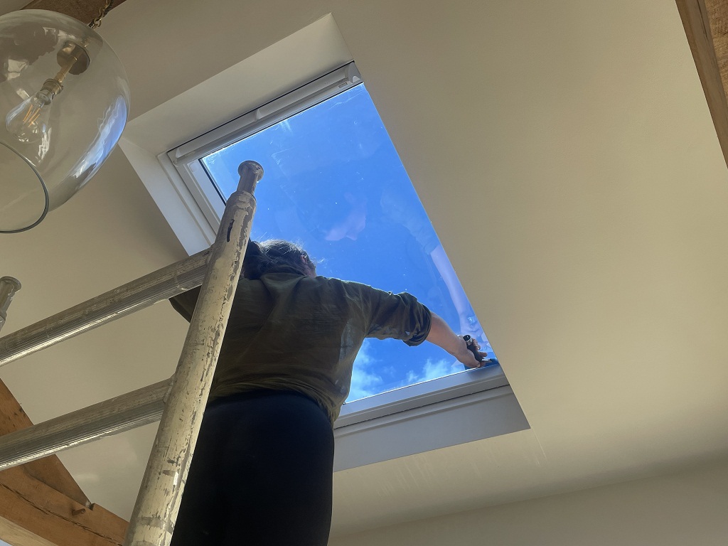 Example of heat reduction on a ceiling skylight
